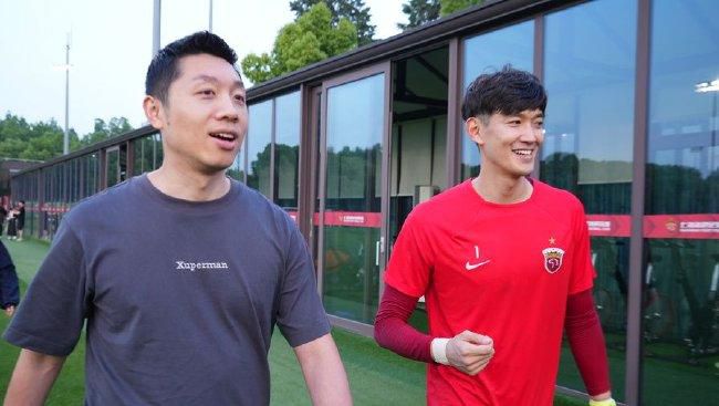 海报中皮卡丘被眼前的马卡龙吸引，垂涎欲滴的样子激萌无比